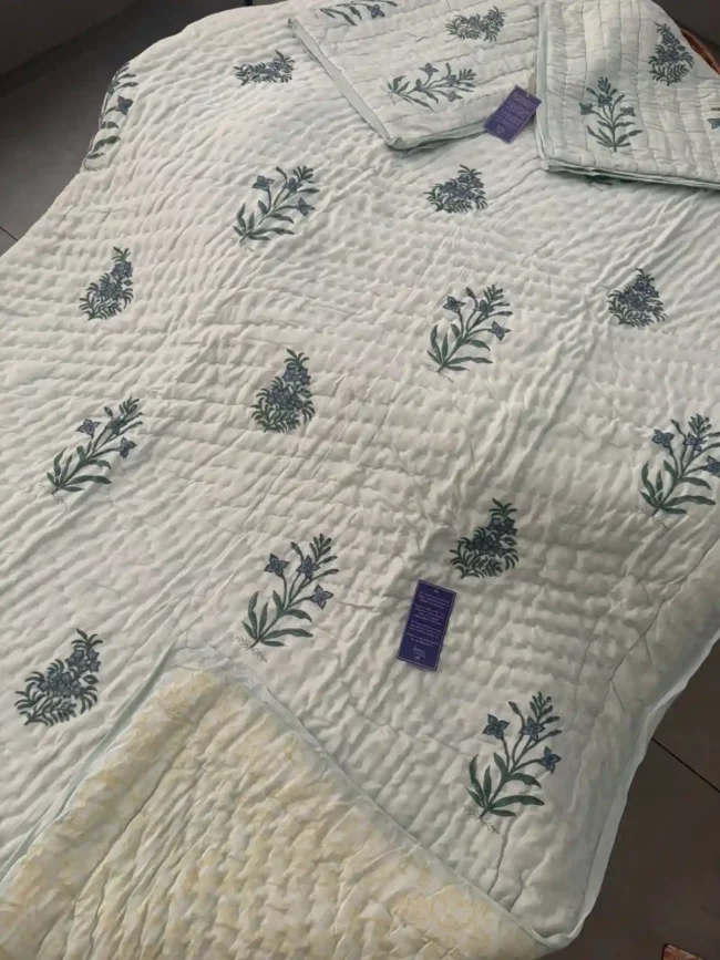 Premium Handwoven Quilt with Pillow Covers (90 x 108)